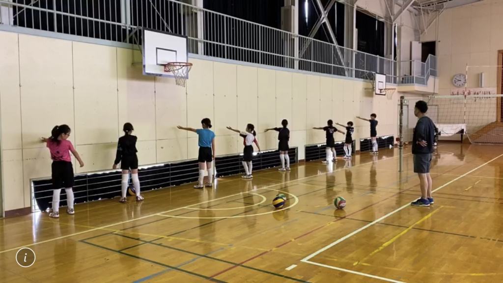 青梅市の小学生女子バレーボールクラブ青梅ミッキーズ、本日の活動：サーブの練習