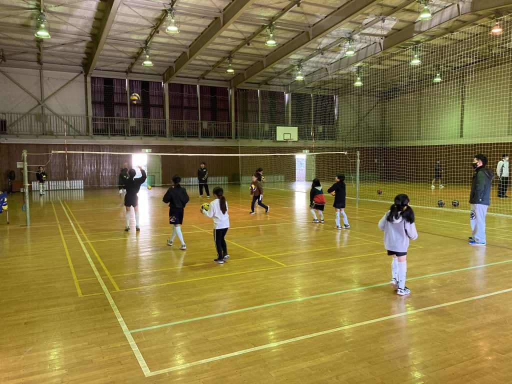 今日は天ヶ瀬市民センターで練習です。青梅市の小学生女子バレーボールクラブ「青梅ミッキーズ」
