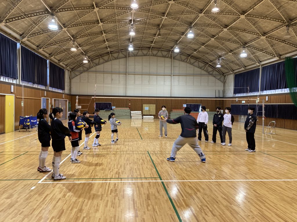 長渕市民センターで練習です。青梅市の小学生女子バレーボールチーム「青梅ミッキーズ」