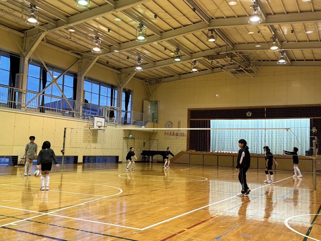 今日は少し肌寒い霞台小体育館です!青梅市の小学生女子（ジュニア）バレーボールクラブ青梅ミッキーズ