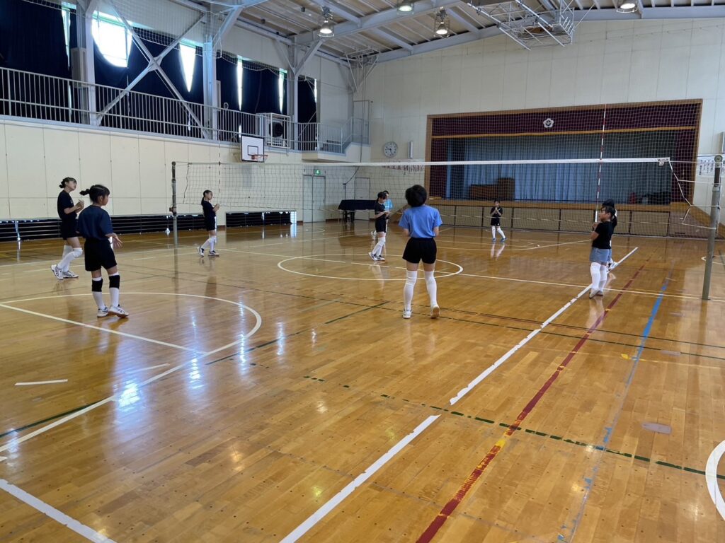 今日もミニーズ気合い充分です！青梅市の小学生女子（ジュニア）バレーボールクラブ青梅ミッキーズ